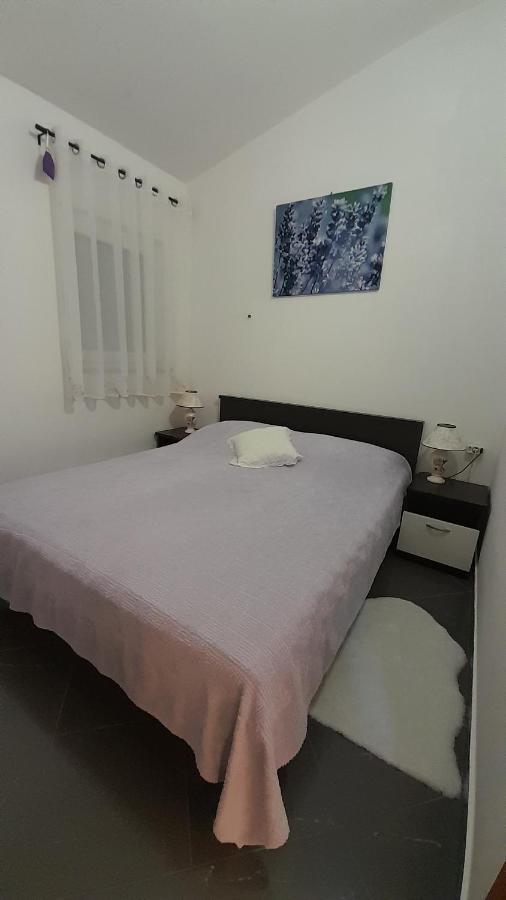 Apartmani Ivankovic Karlobag Esterno foto
