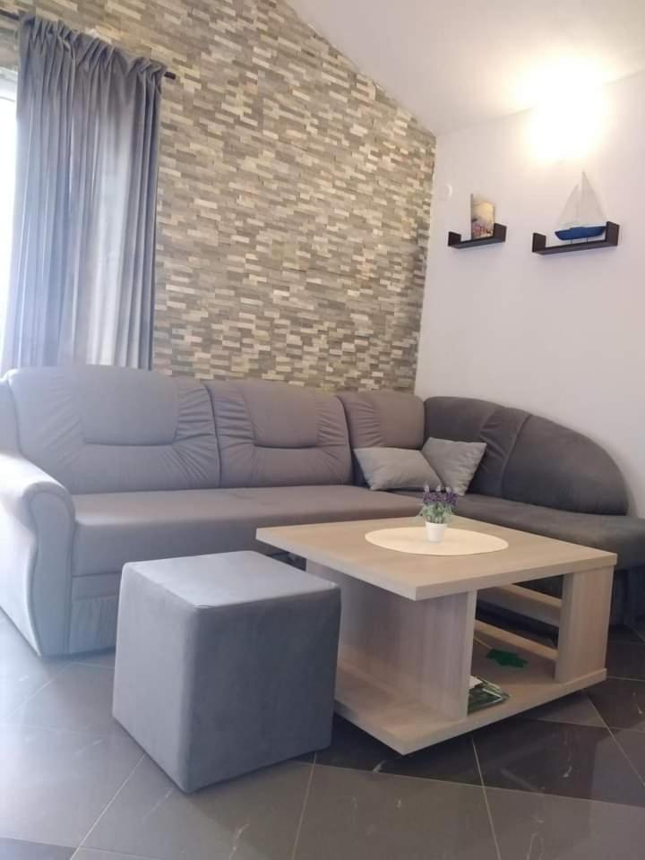 Apartmani Ivankovic Karlobag Camera foto