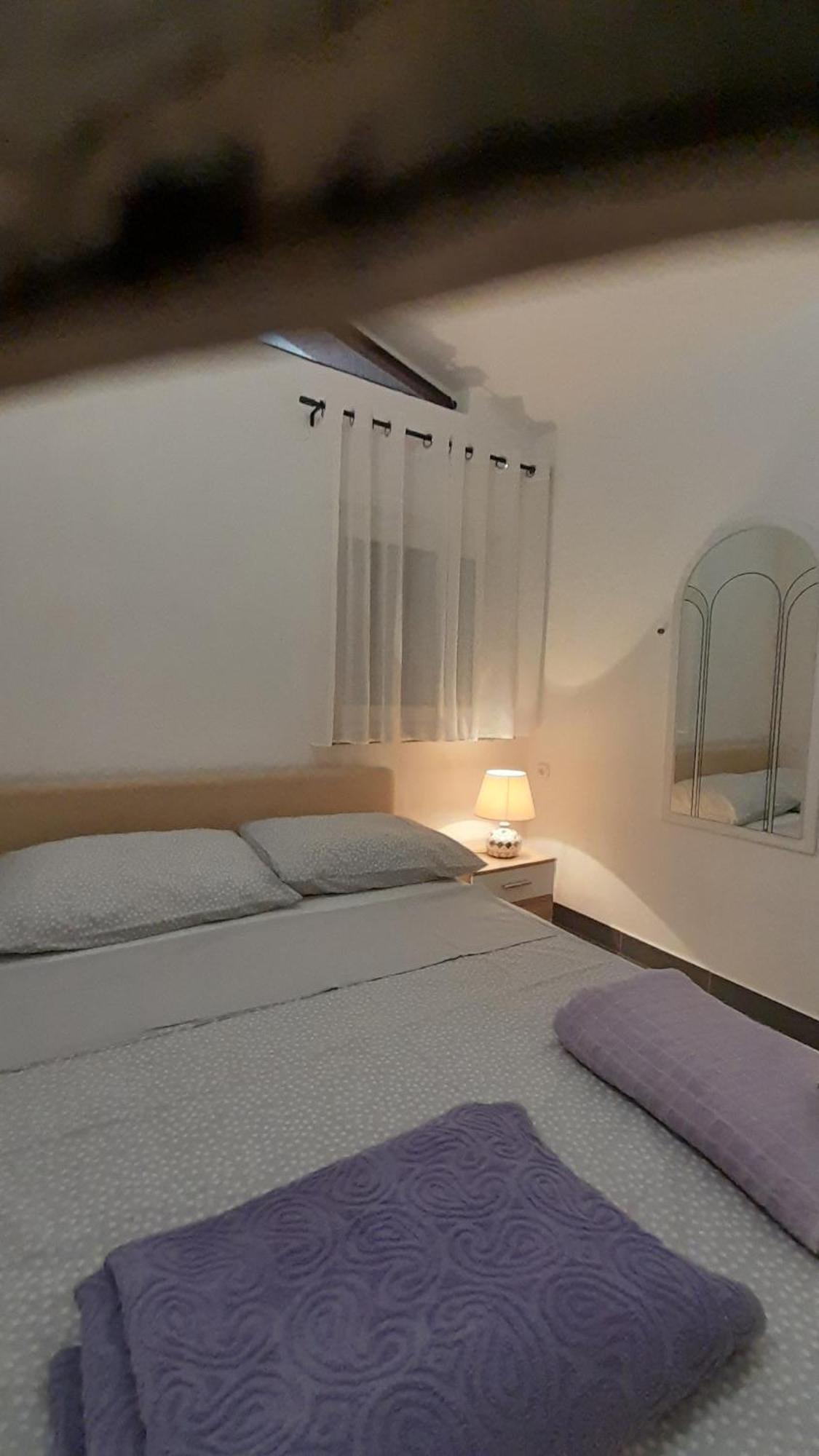 Apartmani Ivankovic Karlobag Camera foto
